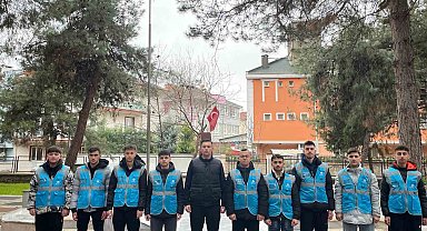 Bursa'da öğrencilerden şehit kabirlerine bayram temizliği