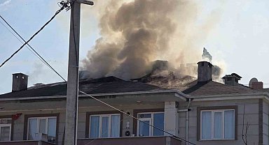 Bursa'nın İnegöl ilçesinde apartmanın çatısı alev alev yandı