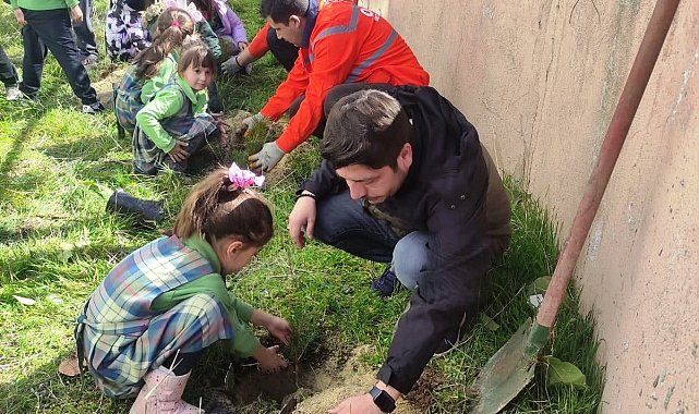 Çavdarhisar'da minikler okul bahçesine fidan dikti