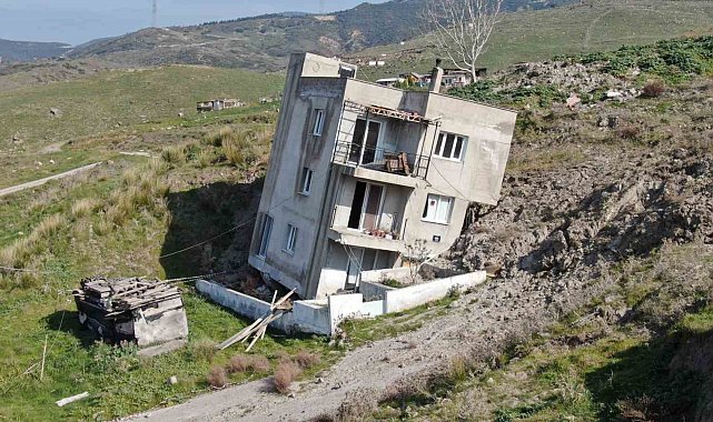 Çiğli'de çöp tesisinin neden olduğu heyelan mahalleyi yutuyor