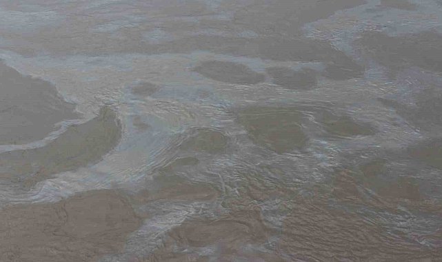 Cizre'de boru hattındaki sızıntı nedeniyle petrol Dicle Nehrine karıştı, ekipler arızayı giderdi