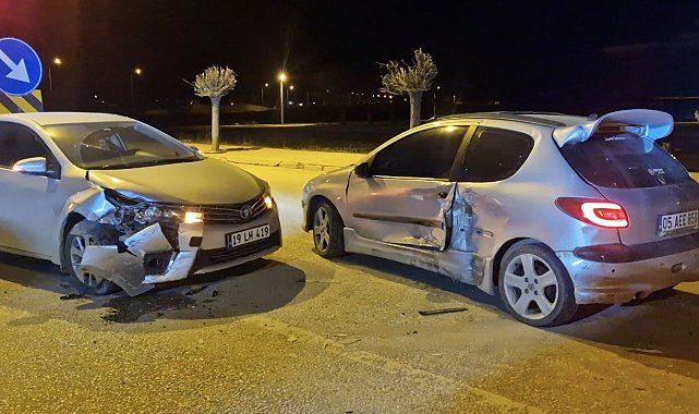 Çorum'da iki otomobil çarpıştı: 2 yaralı