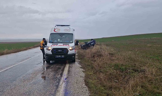 Çorum'da kayganlaşan yolda otomobil şarampole devrildi: 1 yaralı