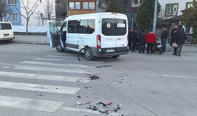 Çorum'da minibüs ile motosiklet çarpıştı: 1 yaralı