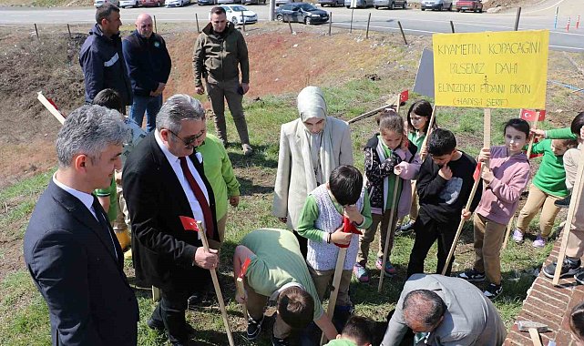 Cumayeri'nde fidanlar toprakla buluştu