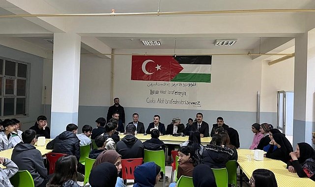 Dicle Kaymakamı Mustafa Atış, lise öğrencileriyle iftarda bir araya geldi