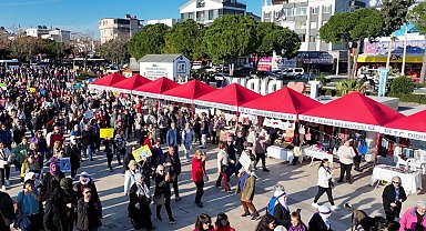 Didim'de Emekçi Kadınlar Pazarı kent meydanında açıldı