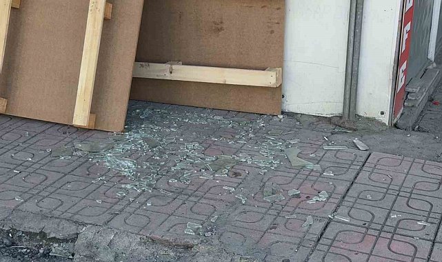 Diyarbakır'da çarpışan araçlardan biri iş yerine daldı