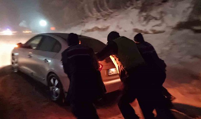 Domaniç Dağ Yolu'nda kar ve tipi etkili oldu