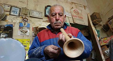 Eğlencelerin simgesi zurnayı 55 yıldır ağaçlara şekil vererek üretiyor