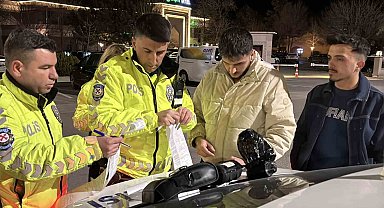 Egzoz patlatırken polise yakalandı, 19 bin 710 lira ceza yiyip arabasından oldu