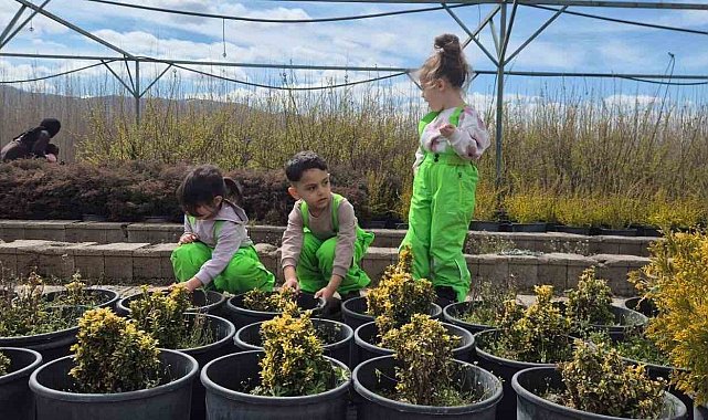 Elazığ'da minik öğrenciler fidanlıkta doğayla buluştu