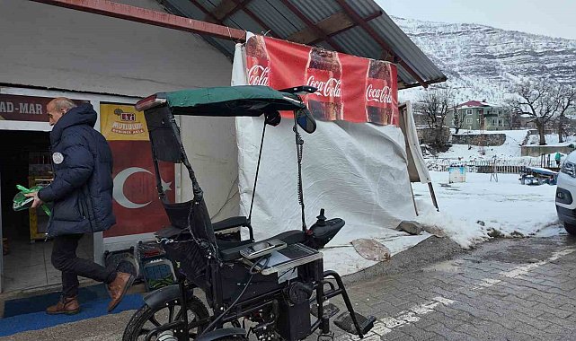 Engelli çocuğu için akülü sandalyeyi arabaya çevirdi