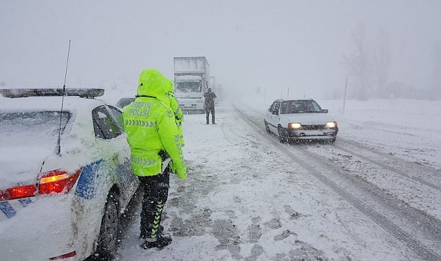 Erzincan güne karla uyandı: Kar ve sis ulaşımı aksattı