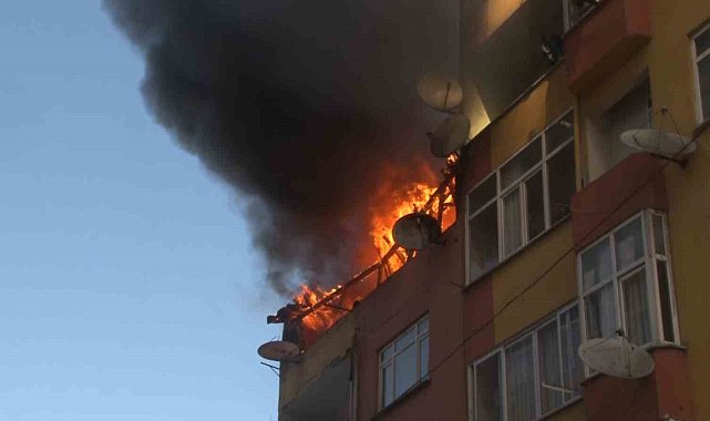 Esenler'de 4 katlı binanın çatısı alev alev yandı