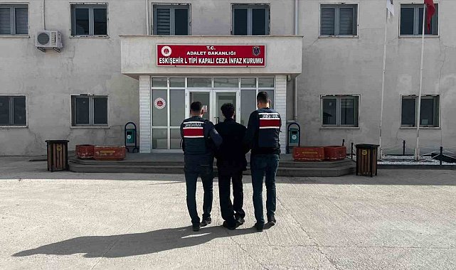 Eskişehir'de 10 yıl ve üzeri aranması bulunan 2 şahıs yakalandı