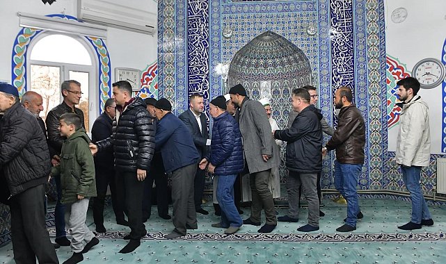 Ezine'de namaz sonrası bayramlaşma