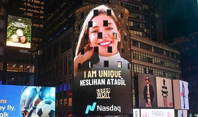Gazeteci Aslıgül Atasagun ve oyuncu Neslihan Atagül'ün yer aldığı "I AM" kampanyası New York'u aydınlattı