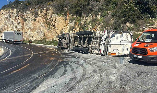 Gazipaşa'da muz yüklü tır devrildi