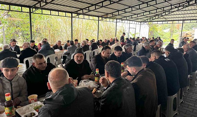 Gelenek sürüyor: Tüm mahalle bir araya gelerek bayramı kutladı