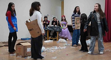 Gençler 'Plastik Rüyalar'la sahneye çıktı izleyenlerden tam not aldı