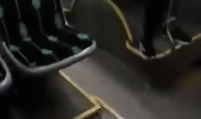 Halk otobüsündeki uygunsuz davranış kamerada