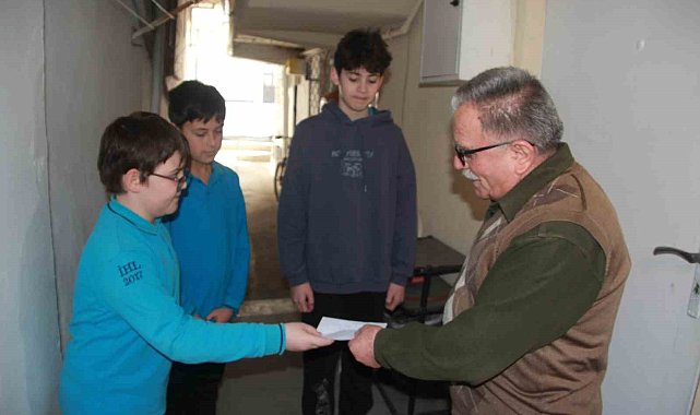 İhtiyaç sahipleri için harçlıklarını biriktiren öğrenciler duygulandırdı