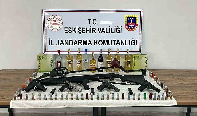 İkametlerinde silah, mühimmat ve kaçak alkol bulunduran 2 şüpheli yakalandı