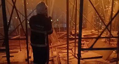 İnşaat halindeki binanın çatısında korkutan yangın