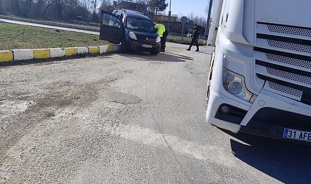 Isparta'da tır ile otomobil çarpıştı: 2 yaralı