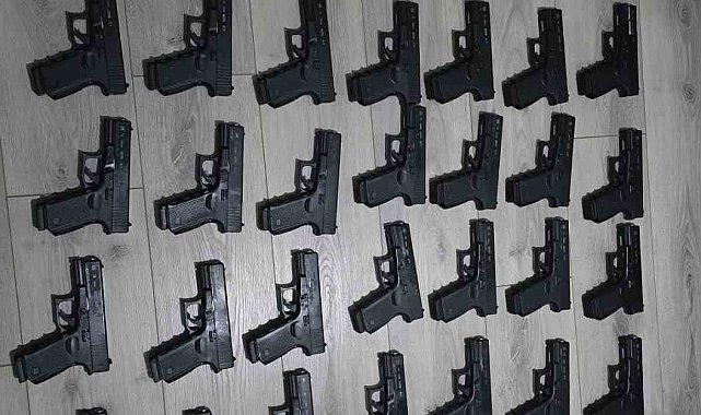 İstanbul'da gözaltına alınan kişinin evinden ve aracından 50 tabanca çıktı