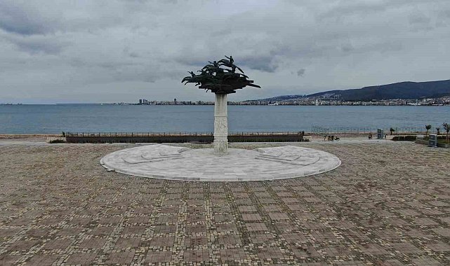 İzmir'de bayram tatili sessizliği Gündoğdu Meydanı'na yansıdı
