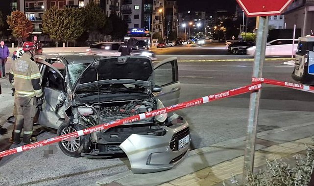 İzmir'de motosiklet ile otomobil çarpıştı: 1 ölü, 2 yaralı