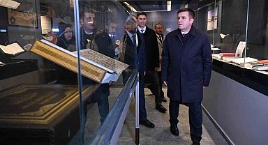 Kadir Gecesi'nde kutsal emanetlerin sergilendiği külliyeye yoğun ilgi