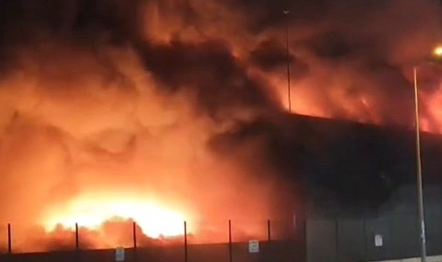 Kadirli OSB'de tavuk fabrikasında yangın: Ekipler müdahale ediyor