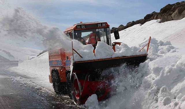 Kar ve tipi nedeniyle 4 aydır ulaşıma kapanan yol açılıyor