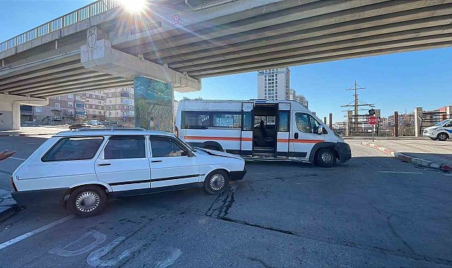 Karaman'da yolcu minibüsü ile otomobil çarpıştı: 2 yaralı