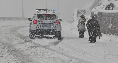 Karda mahsur kalan aileyi emniyet kurtardı