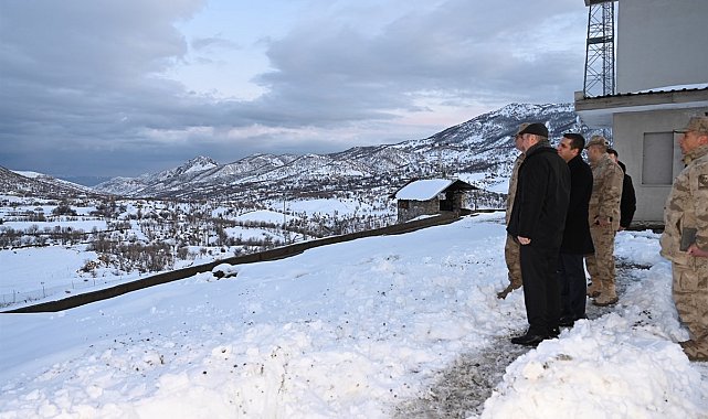 Karla kaplı karakolda Mehmetçikle iftar programı düzenlendi