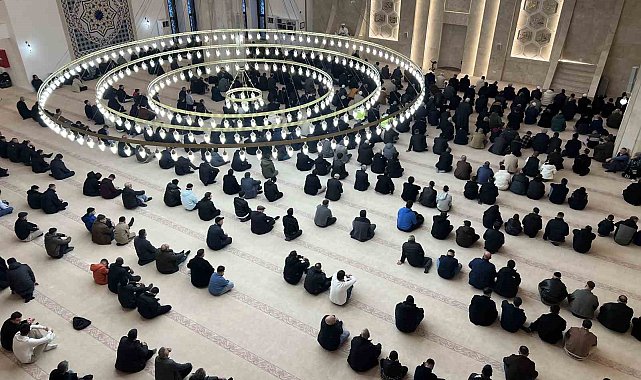 Kars'ta bayram namazında camiler doldu, taştı