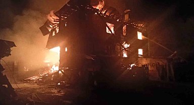 Kastamonu'da 2 evde yangın çıktı: Ahır, odunluk ve samanlık da yandı