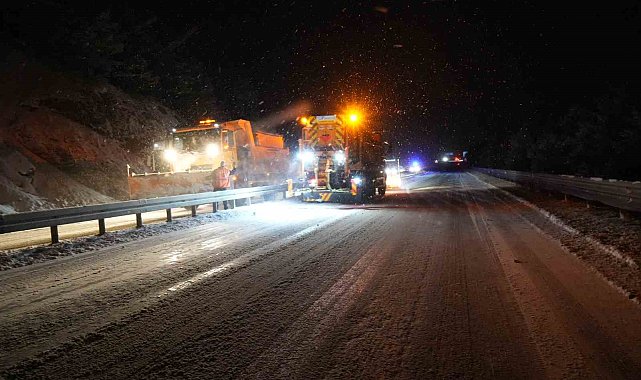 Kastamonu'da yoğun kar yağışı: Araçlar yolda mahsur kaldı
