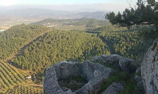 Kaya mezara defineciler tarafından zarar verildi