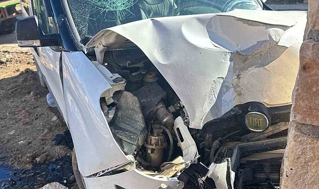 Kaza yapan yakınlarını ziyaretten dönen çift kazada yaralandı