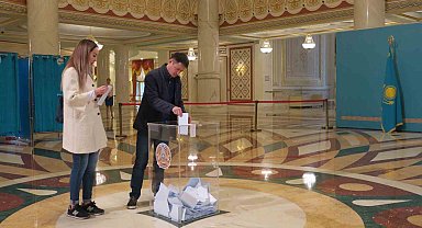 Kazakistan'da halk, yeni anayasa için sandık başında