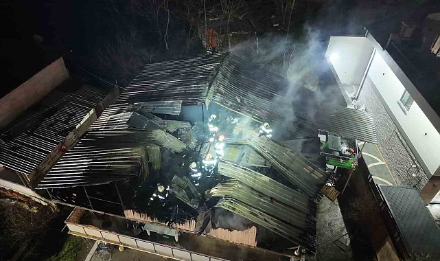 Kocaeli'de 2 katlı evin çatısı alevlere teslim oldu