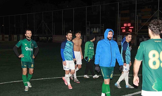 Kocaeli'de rakipleri gol atsın diye yere yatan futbolcuların savunmaları alındı