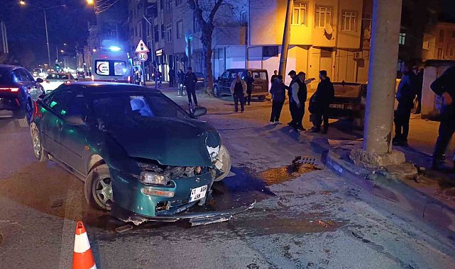 Kontrolden çıkan otomobil direğe çarptı: 3 yaralı