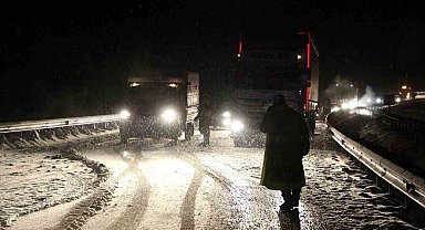 Kop Dağı Geçidi'nde kar ve tipi ulaşımı aksattı