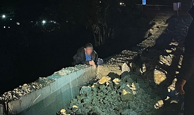 Köprüden atlamak isteyen şahıs 4 saat sonra ikna edilebildi